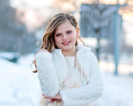 11-годишна пловдивчанка стопли сърцата на българите с празнична коледна песен