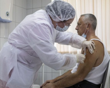 2000 души вече с ваксина в Москва! Ваксинирането продължава