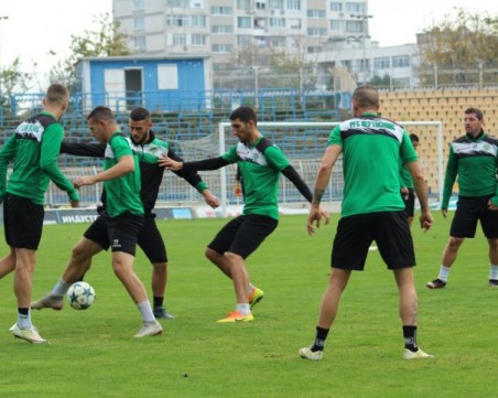 Абсурд във Втора лига! Нефтохимик излезе със седем играчи и не завърши двубоя