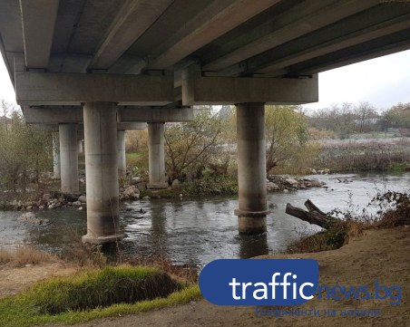 Напрежение в Стамболийски заради опасения от подкопаване на моста ВИДЕО