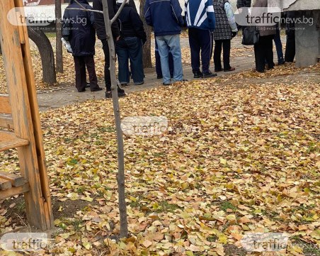 Пенсионери мръзнат по опашки пред пощите в Пловдив