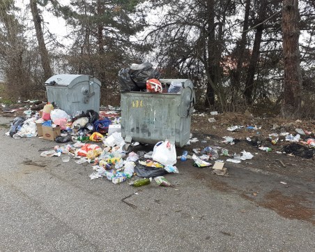 Цигов чарк посреща студенти... затънал в боклуци