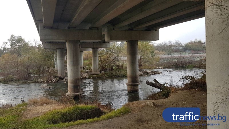 Напрежение в Стамболийски заради опасения от подкопаване на моста ВИДЕО