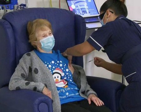 90-годишна британка е първата в света ваксинирана срещу COVID-19