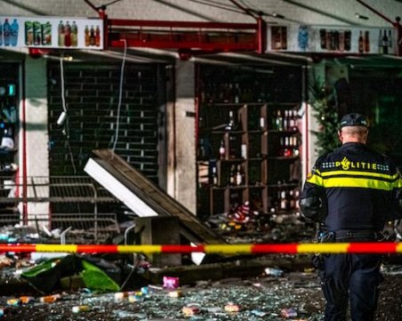 Експлозии в два супермаркета в Холандия, подозират терористична атака