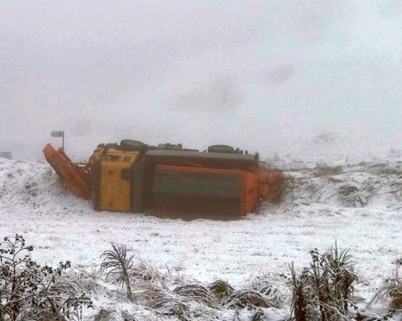 Снегорин се обърна под пътя Смолян-Девин