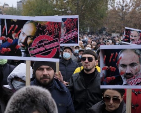 Стотици хора блокират улиците в Армения с искане за оставка на премиера Никол Пашинян