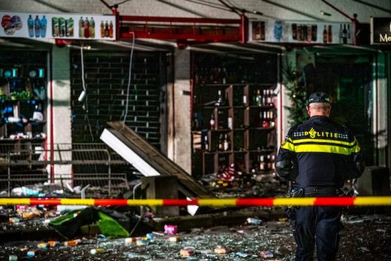 Експлозии в два супермаркета в Холандия, подозират терористична атака