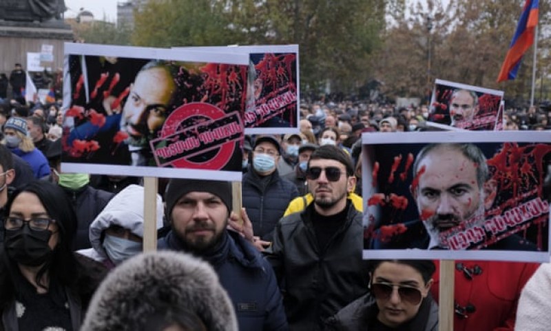 Стотици хора блокират улиците в Армения с искане за оставка на премиера Никол Пашинян