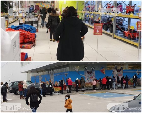 Няма делник, няма празник: Опашки се извиха пред Джъмбо, хора чакат близо час