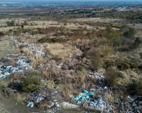 Почистиха огромно незаконно сметище край Марково