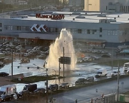 Спукана тръба превърна основен булевард в Санкт Петербург в огромен фонтан