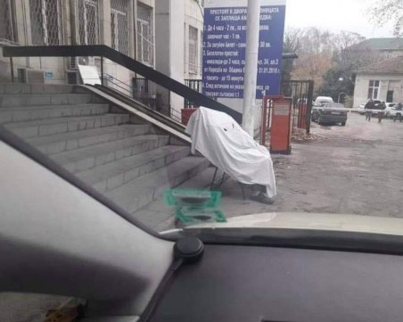 Ужасяващо! Мъж почина на входа на болница във Варна, трупът му стоя повече от час