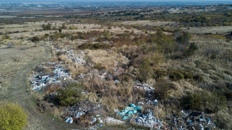 Почистиха огромно незаконно сметище край Марково