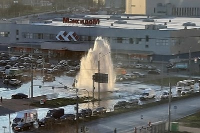 Спукана тръба превърна основен булевард в Санкт Петербург в огромен фонтан