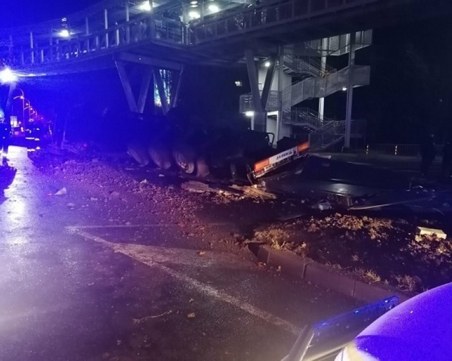 18-годишен открадна ТИР и се обърна след гонка с полицията в Бургас