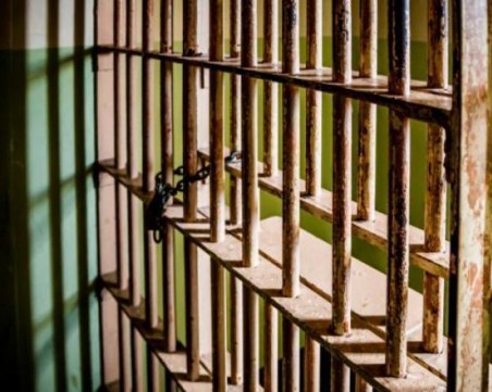 Арестант пропусна погребението на майка си, Съдебна охрана отказа да го конвоира