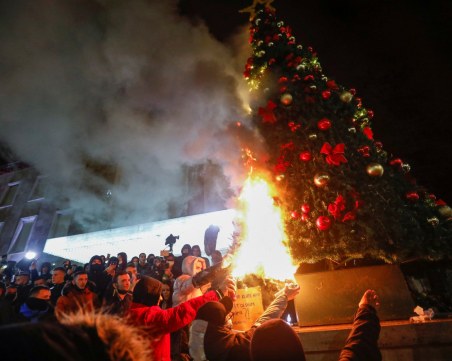 Безредици в Тирана! Протестиращи изгарят коледни дръвчета