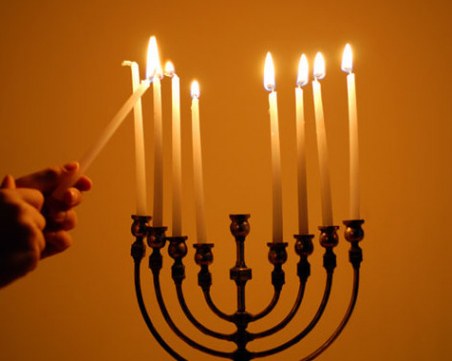 Евреите празнуват Ханука - празникът на светлината в най-тъмните дни