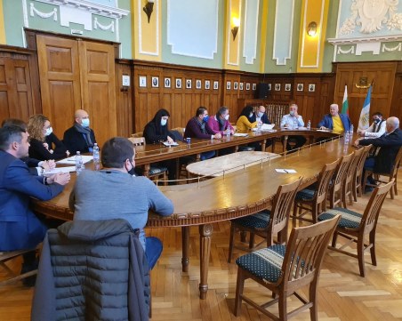 Кметове обсъдиха разширяването и ремонта на Пещерско и Голямоконарско шосе