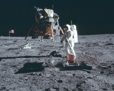 НАСА избра астронавти, които да летят до Луната