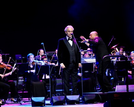 Сградата на Бурдж Халифа заблестя с лика на италианския тенор Андреа Бочели