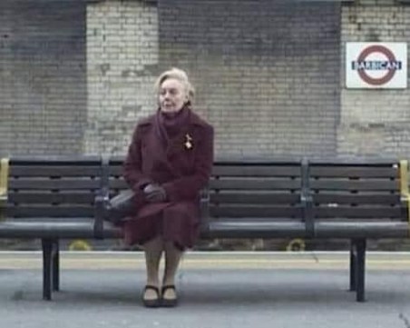 Жена всеки ден слиза в метрото, за да изслуша съобщението, записано от съпруга ѝ през 1950