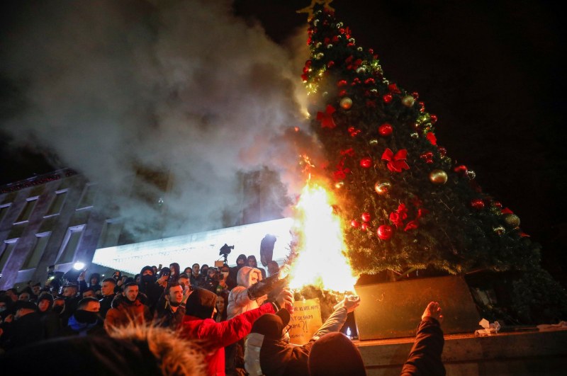 Безредици в Тирана! Протестиращи изгарят коледни дръвчета