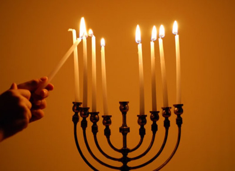 Евреите празнуват Ханука - празникът на светлината в най-тъмните дни