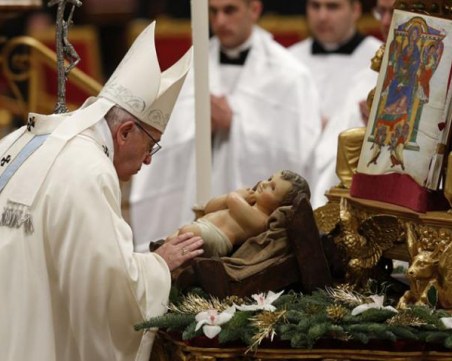 Папа Франциск отложи среднощната Коледна литургия заради полицейския час