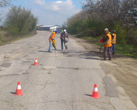 Закърпиха отчайващото Рогошко шосе – надяват се да издържи до пролетта