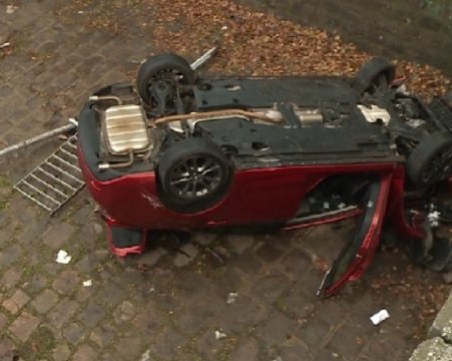 Кола се преобърна в река в София