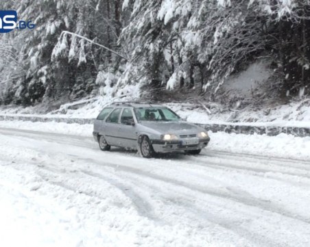 Коли с летни гуми тръгнали в снега за Пампорово ВИДЕО