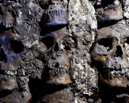 Откриха стена от черепи при разкопки, осъществени в централната зона на Мексико