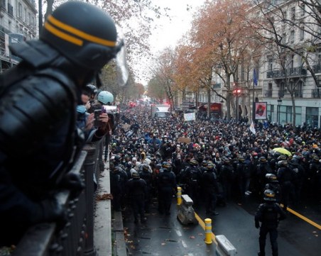 Отново напрежение в Париж! 100 души са задържани при протест