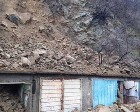 Свлачище затрупа гаражи в Дупница