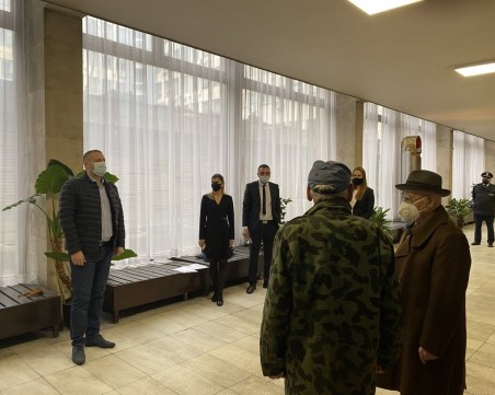 Върнаха парите на измамените възрастни хора