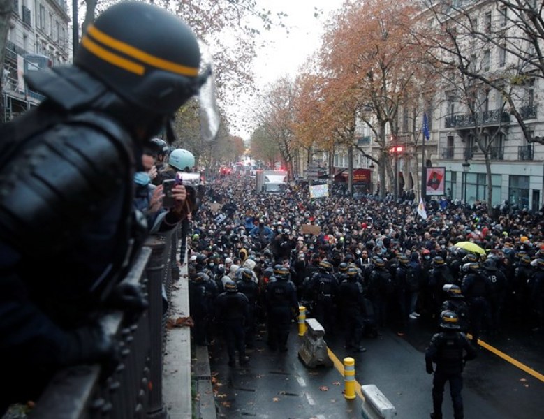 Отново напрежение в Париж! 100 души са задържани при протест
