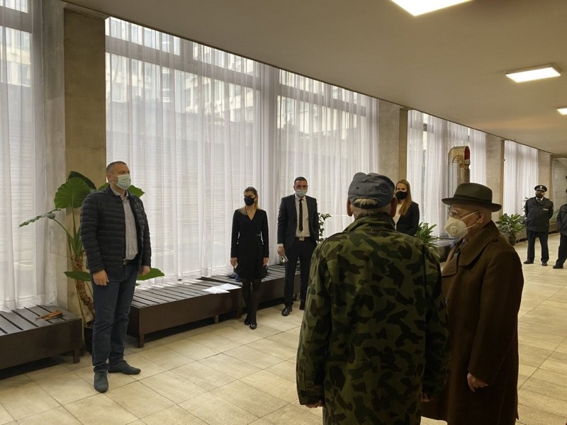 Върнаха парите на измамените възрастни хора