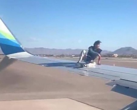Мъж се качи върху крилото на самолет на летището в Лас Вегас