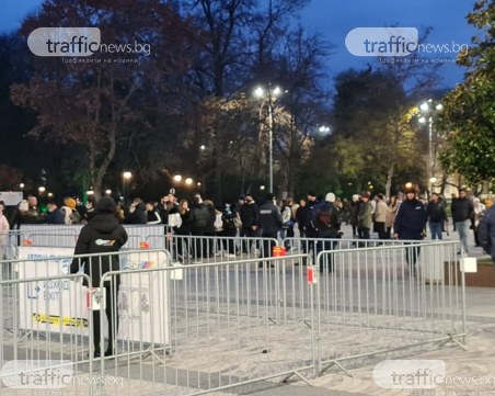 Отново се извиха опашки пред ледената пързалка