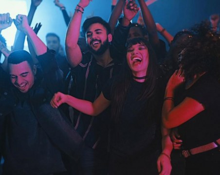 Полицията разпръсна незаконно парти с 500 души в Марсилия