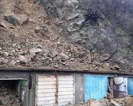 Свлачище затрупа гаражи в Дупница