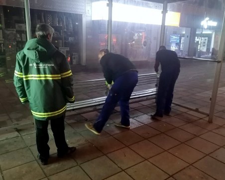 Дезинфекцират спирките в Пловдив с иновативен препарат за дълга защита
