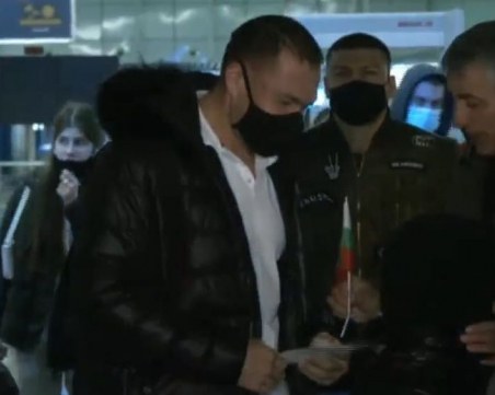 Кобрата кацна на родна земя, посрещнаха го като победител