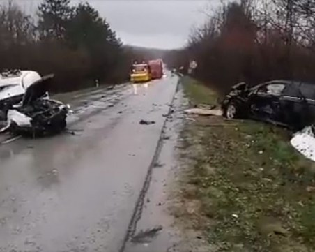 Меле между две коли прати трима в болница