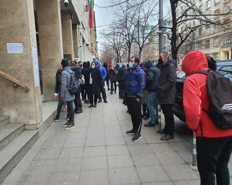 Обраха Корнелия Нинова в трамвая