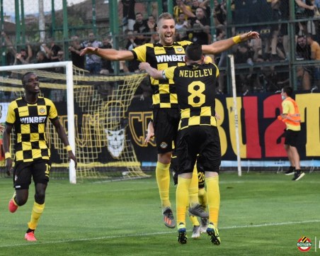 ЦСКА 1948 с мераци към един от малкото играчи на Ботев, представящ се на ниво