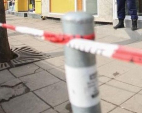 Въоръжената жена, опитала да обере супермаркет,  ударила охранител с тухла по главата