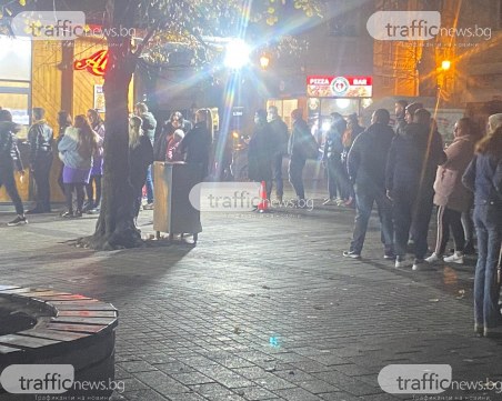 Дюнерът или здравето са по-важни? Опашка се вие пред Алекс фуудс на Главната в Пловдив